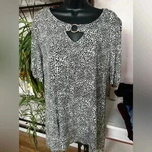 Dana Buchanan Short Sleeve Leopard Print Cozy Top W/ Gold Colored Loop Sz L